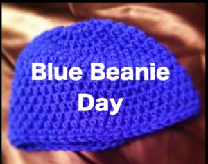 Blaue Haube mit Aufschrift "Blue Beanie Day"