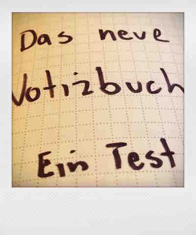 Fotos eines Notizbuchausschnitts, Schriftzug "Das neue Notizbuch - Ein Test"