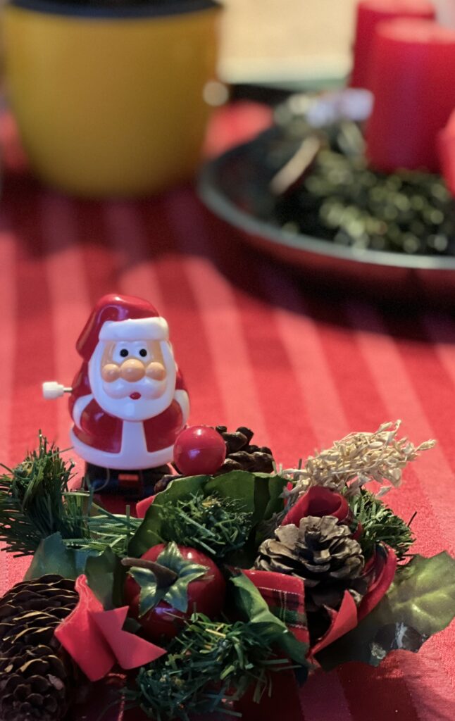 Weihnachtsschmuck und kleiner Aufzieh-Weihnachtsmann