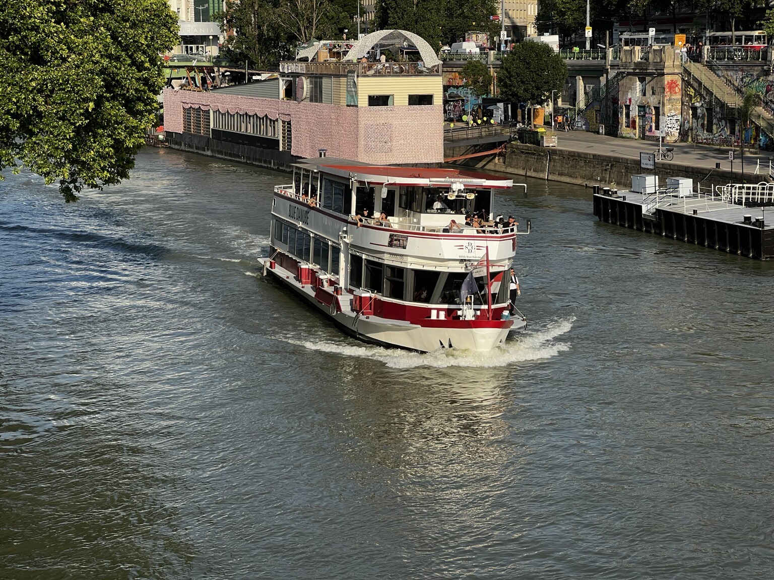 Schiff in voller Fahrt am Donaukanal