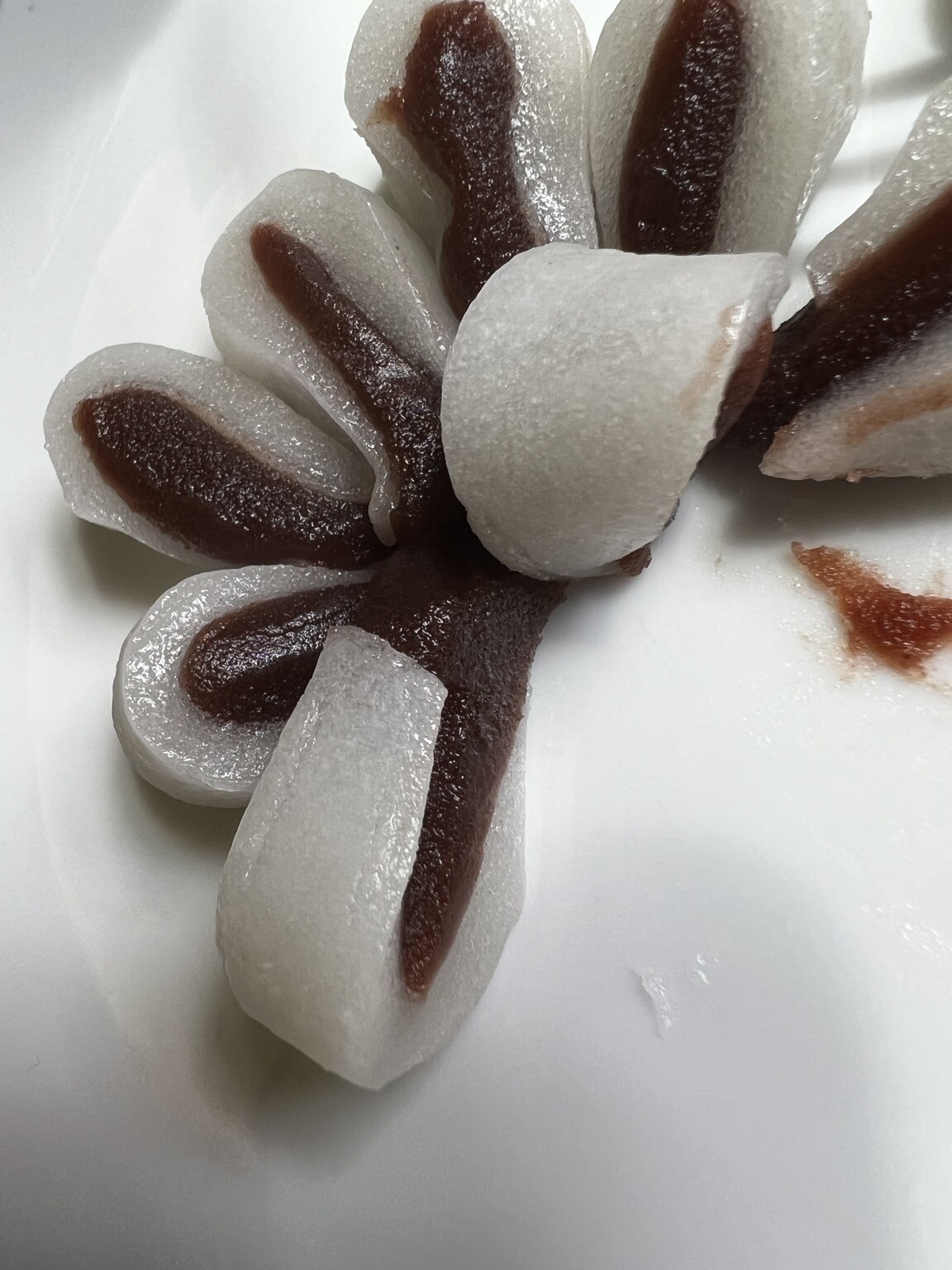 In kleine Scheiben geschnittenes Mochi (japanische Süßspeise)