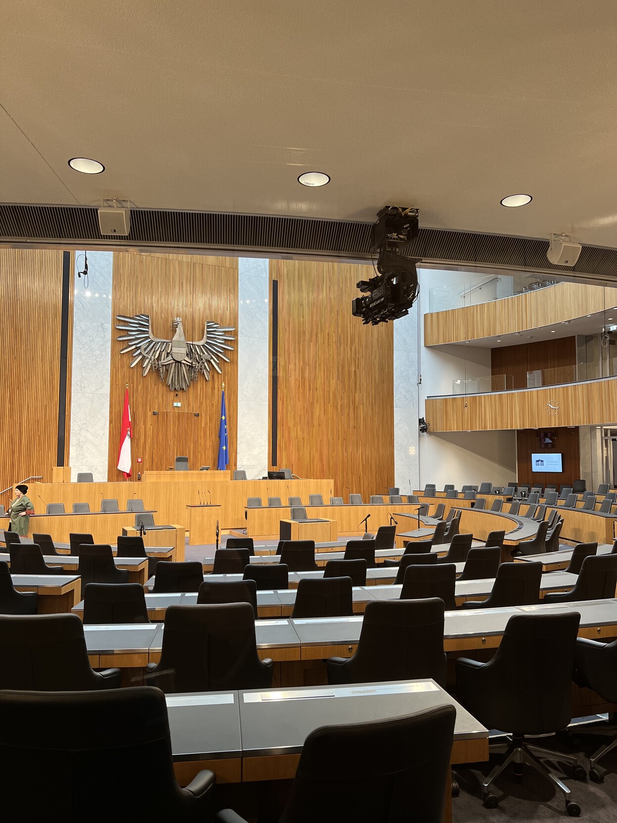 Sitzreihen. Vorne Regierungsbank und Redepult. An der Wand großer Bundesadler. 