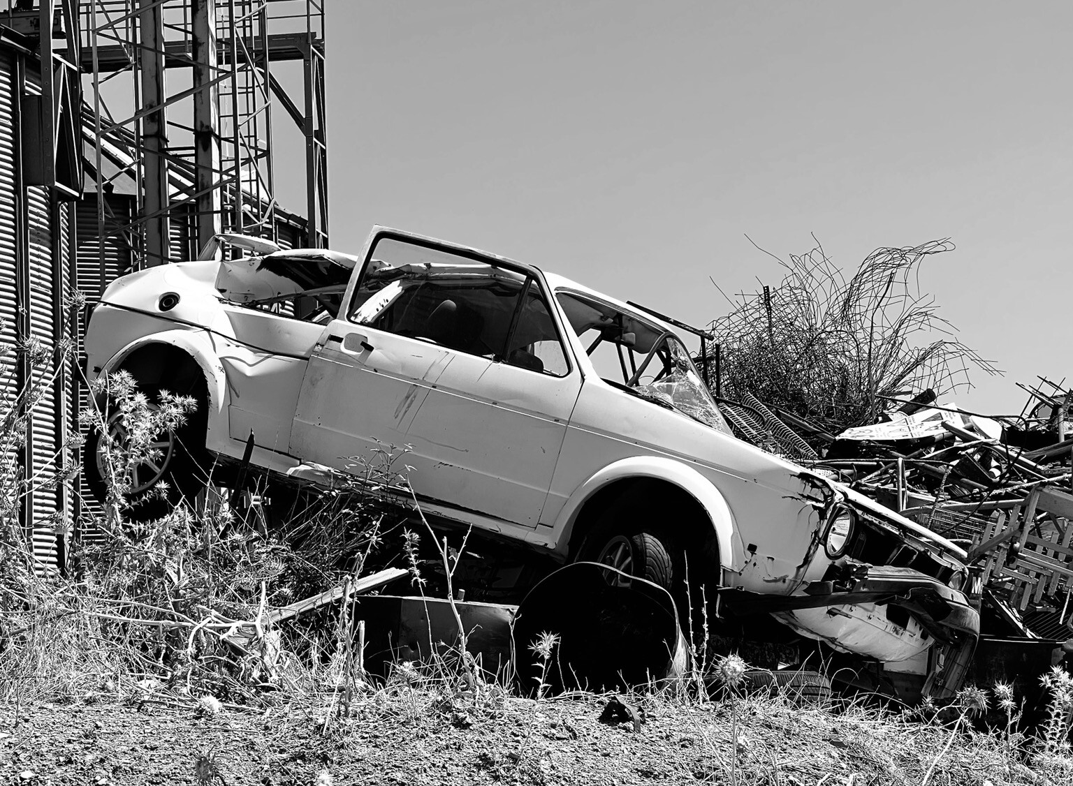 Autowrackzwischen Wiese und verrosteten Altmetall