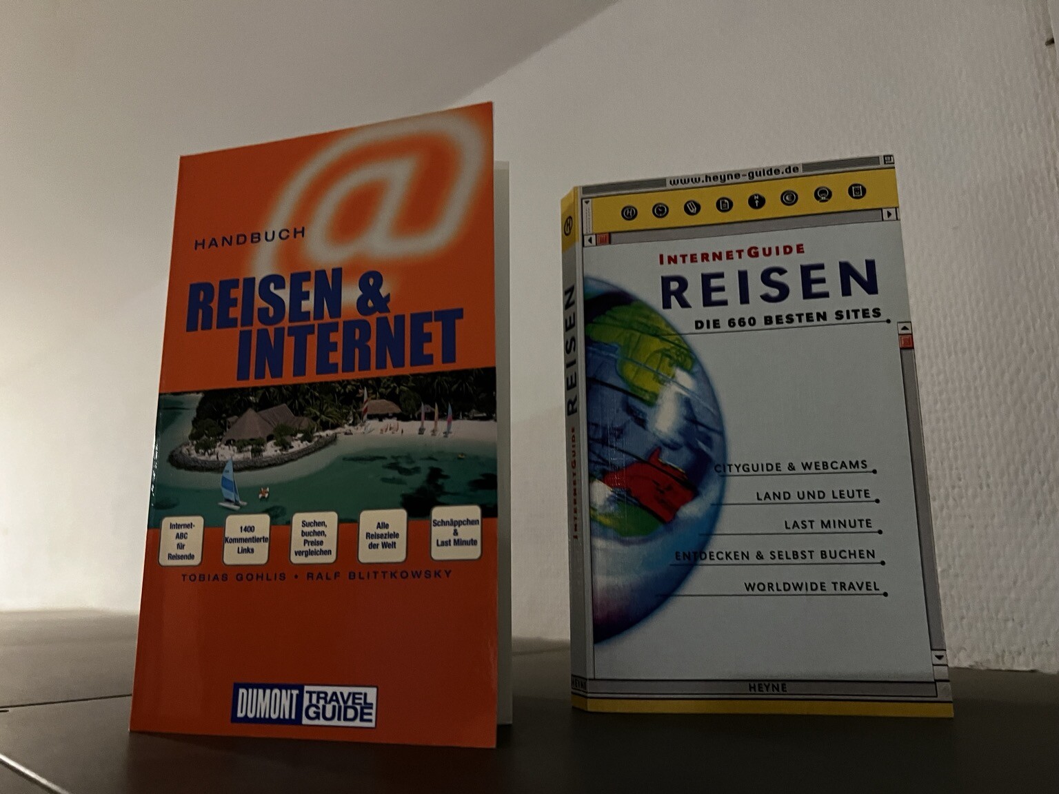 Bücher mit Titel „Handbuch Reisen & Internet“ und „Internetguide Reisen die 660 bestens Sites“