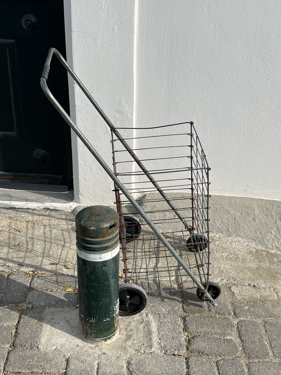 Kubisches Drahtgestell auf 4 Rädern mit Lenkstange