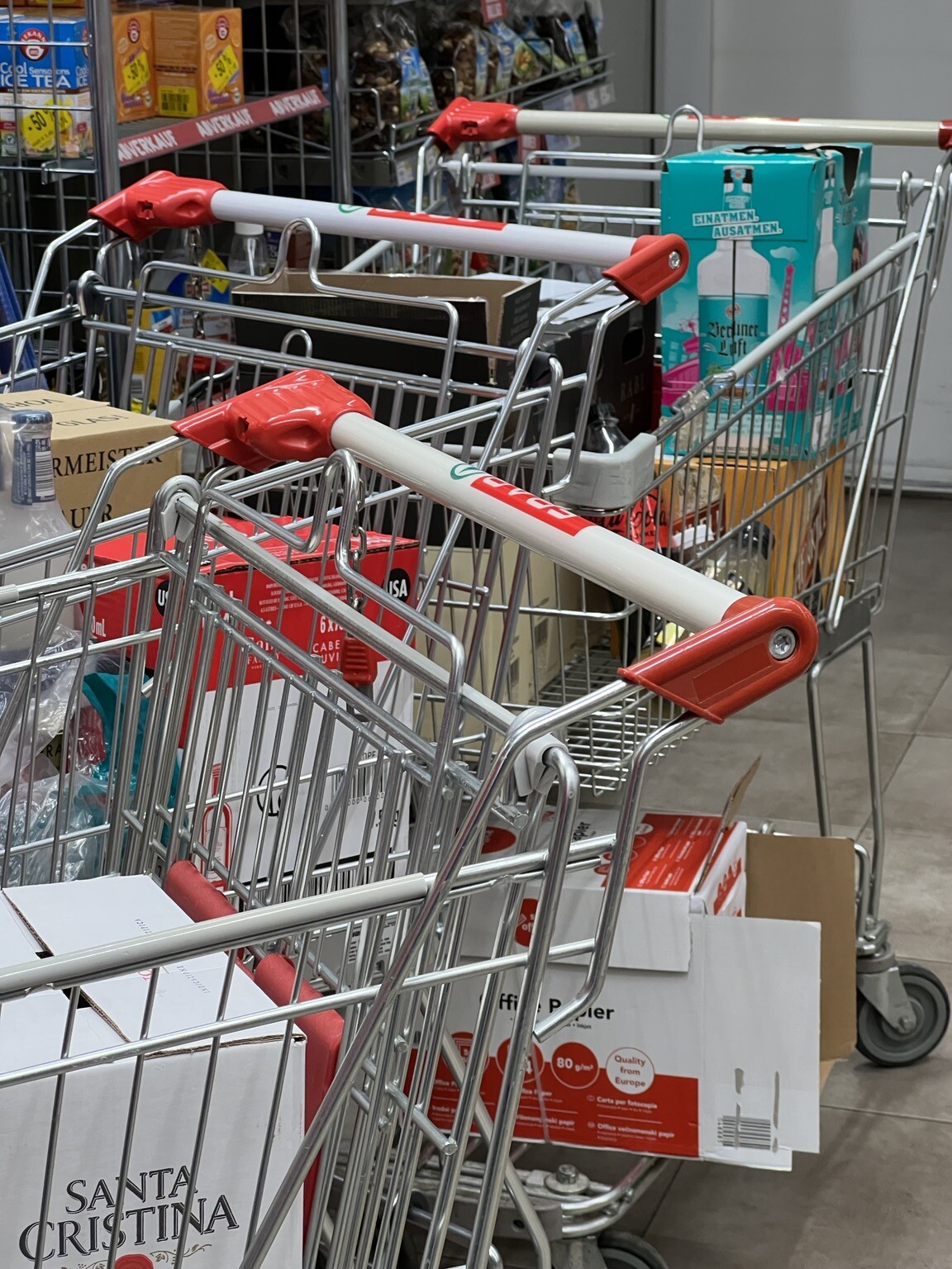 Mehrere Einkaufswagen ineinanderstehend