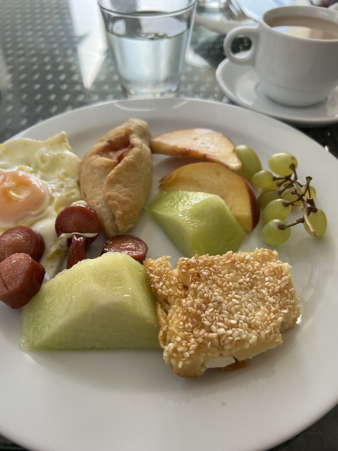 Teller mit Früchten, Eierspeise, Gebäck, Würstchen