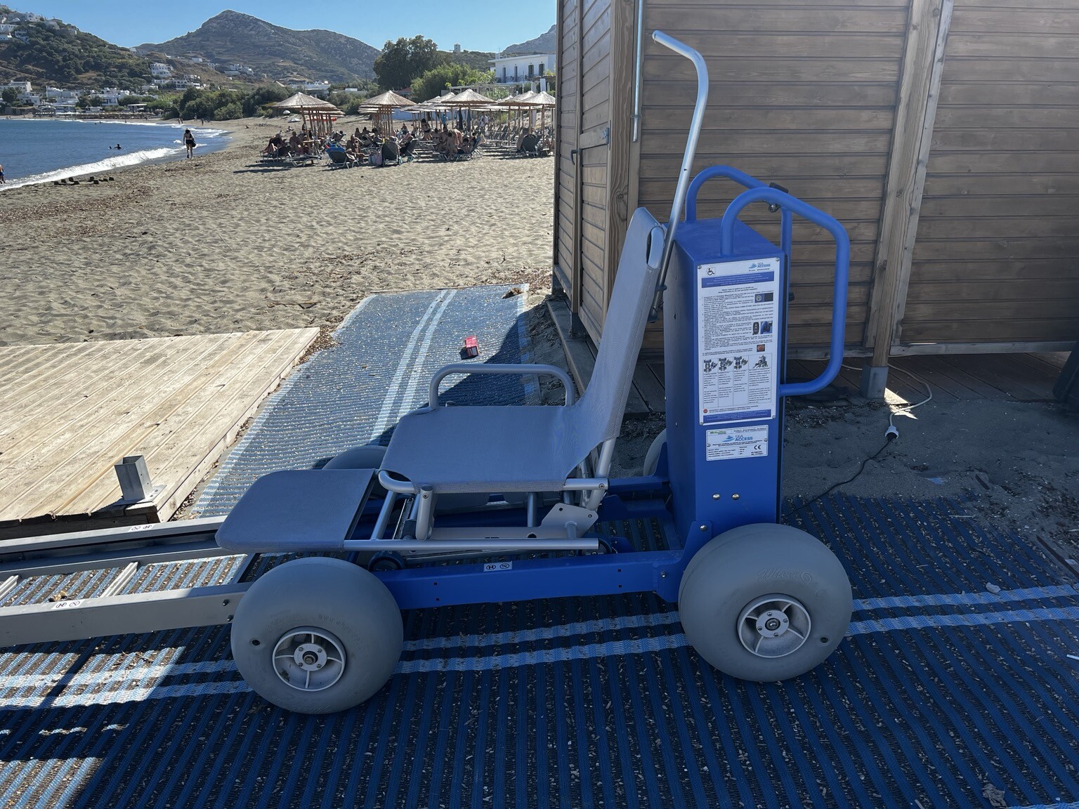 Mobiler Strandlift - von der Seite. Wagen und darauf der Sitzschlitten