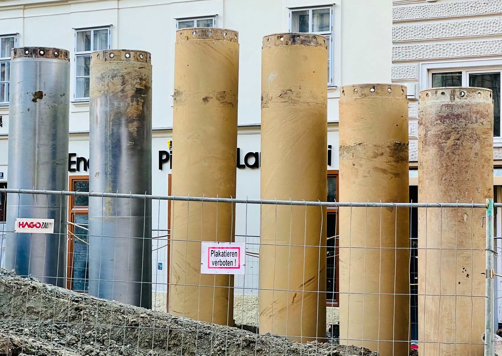 Baustelle. Mehrere Rohre ragen nebeneinander in die Höhe