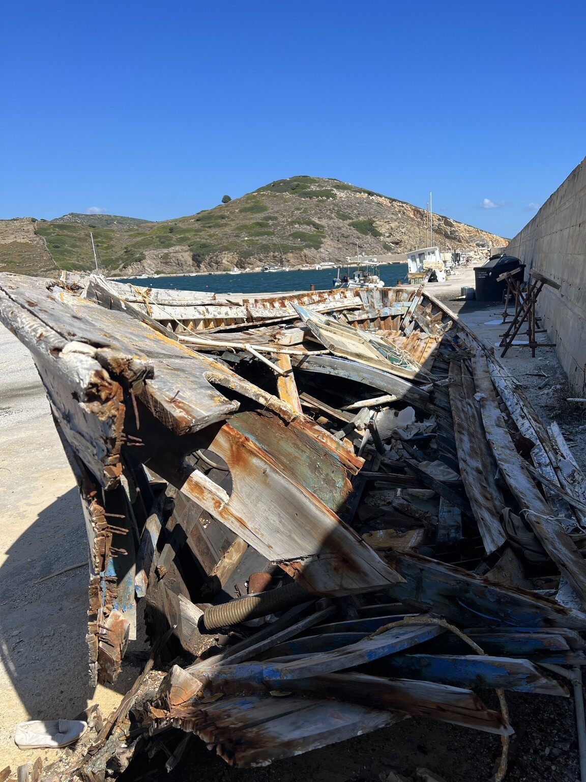 Halb verfallenes Holzboot