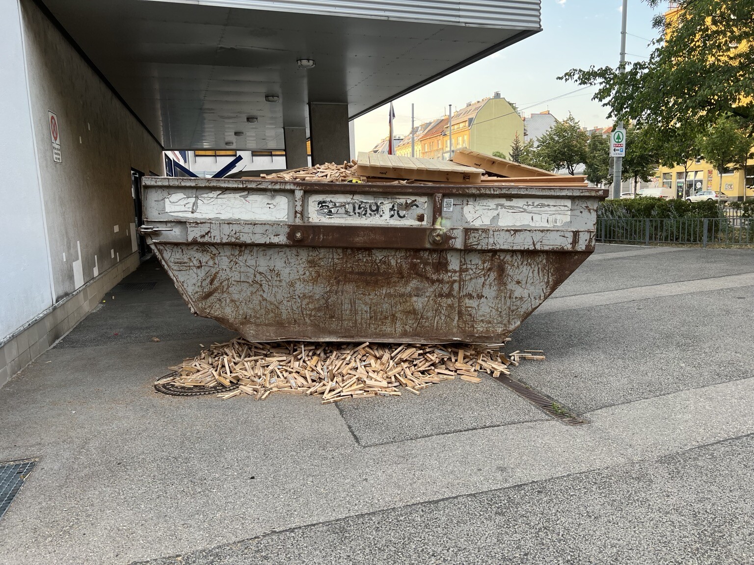 Kippmulde auf Holzspänen gelagert