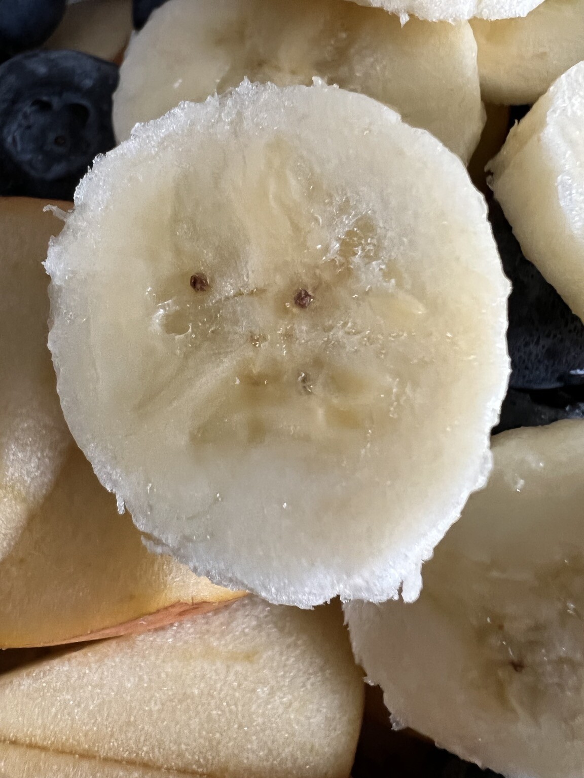 Bananenscheibe auf der sich ein Gesicht abzeichnet