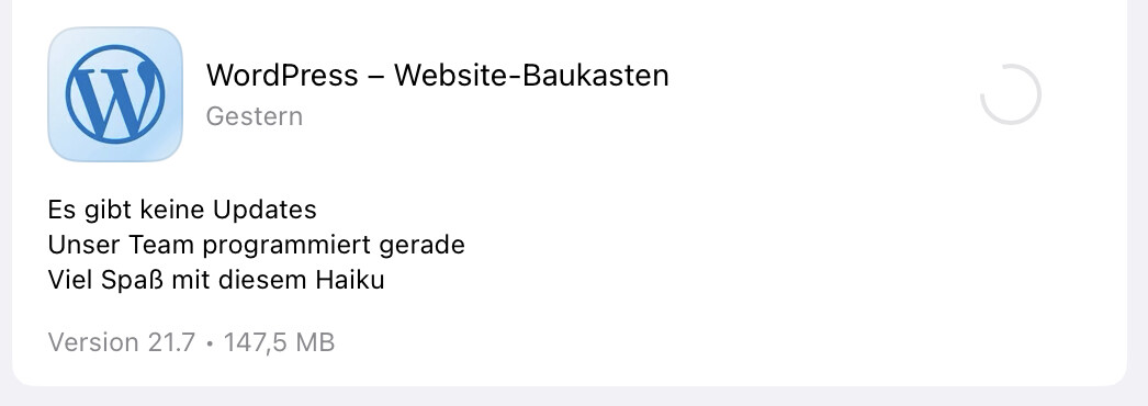 Update Screen (Text): „WordPress - Website-Baukasten
Gestern
Es gibt keine Updates
Unser Team programmiert gerade
Viel Spaß mit diesem Haiku
Version 21.7 • 147,5 MB“