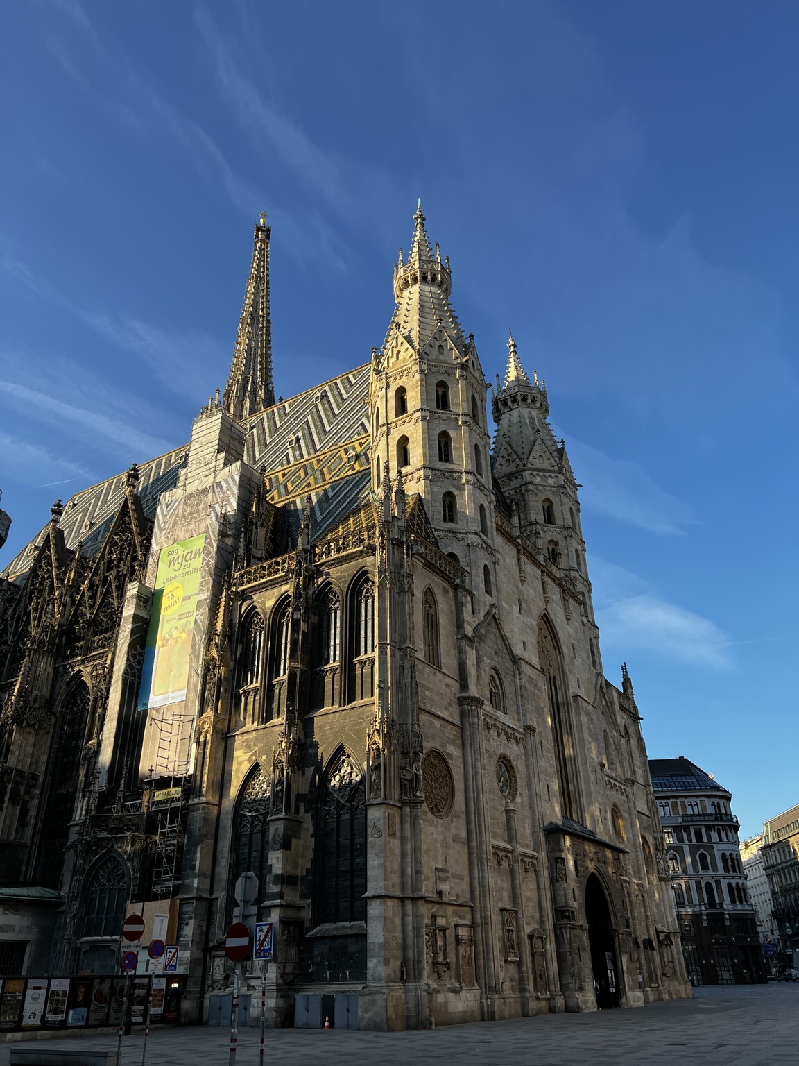 Blick auf auf den Stephansdom und blauen Himmel