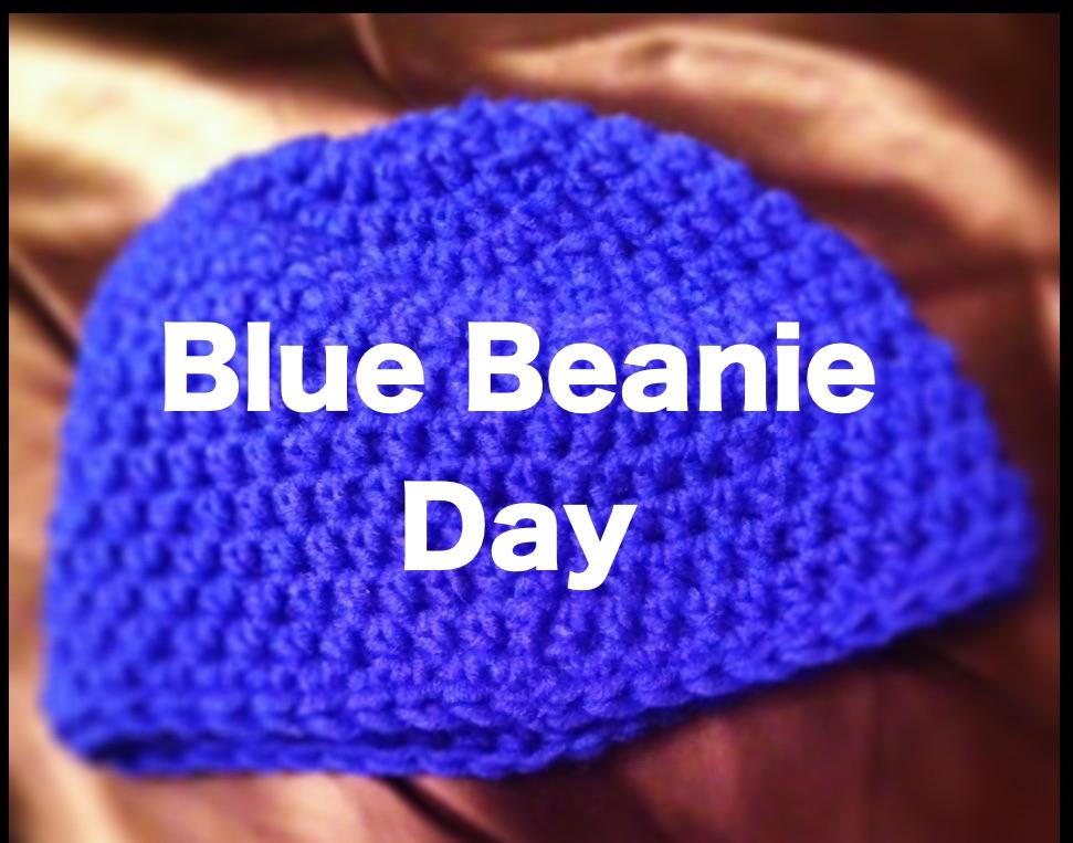 Blaue Strickhaube. Schriftzug darüber „Blue Beanie Day“