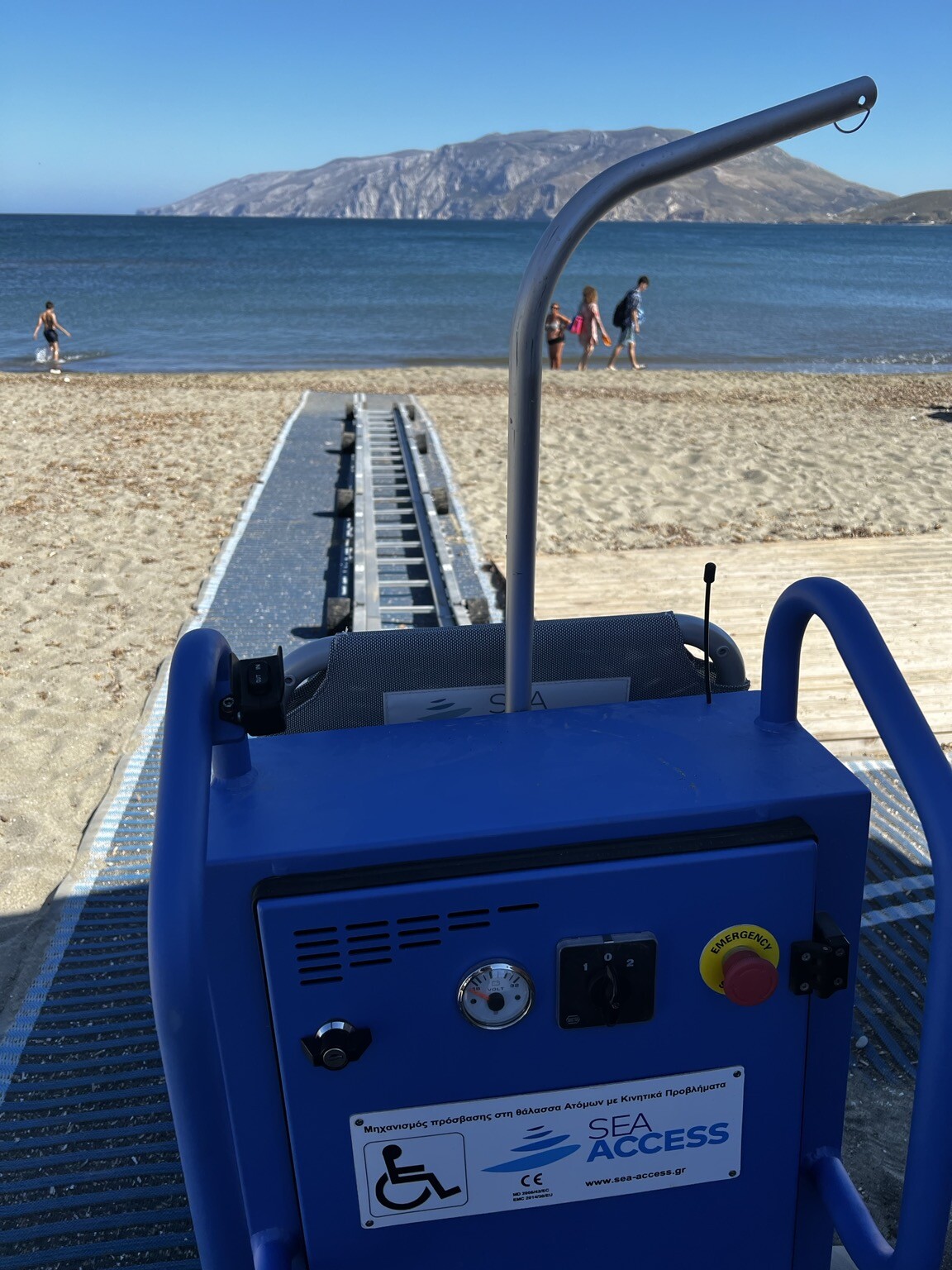 Mobiler Strandlift - Blick vom Wagen auf die Schiene, die von Stand ins Meer führt