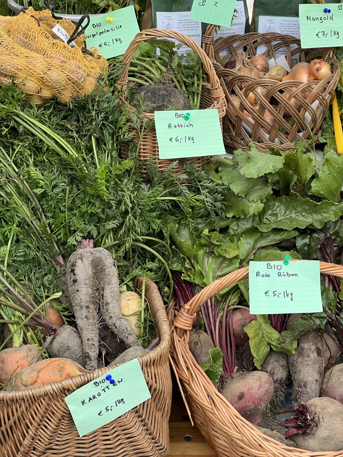 Stand mit unterschiedlichen Biogemüsen