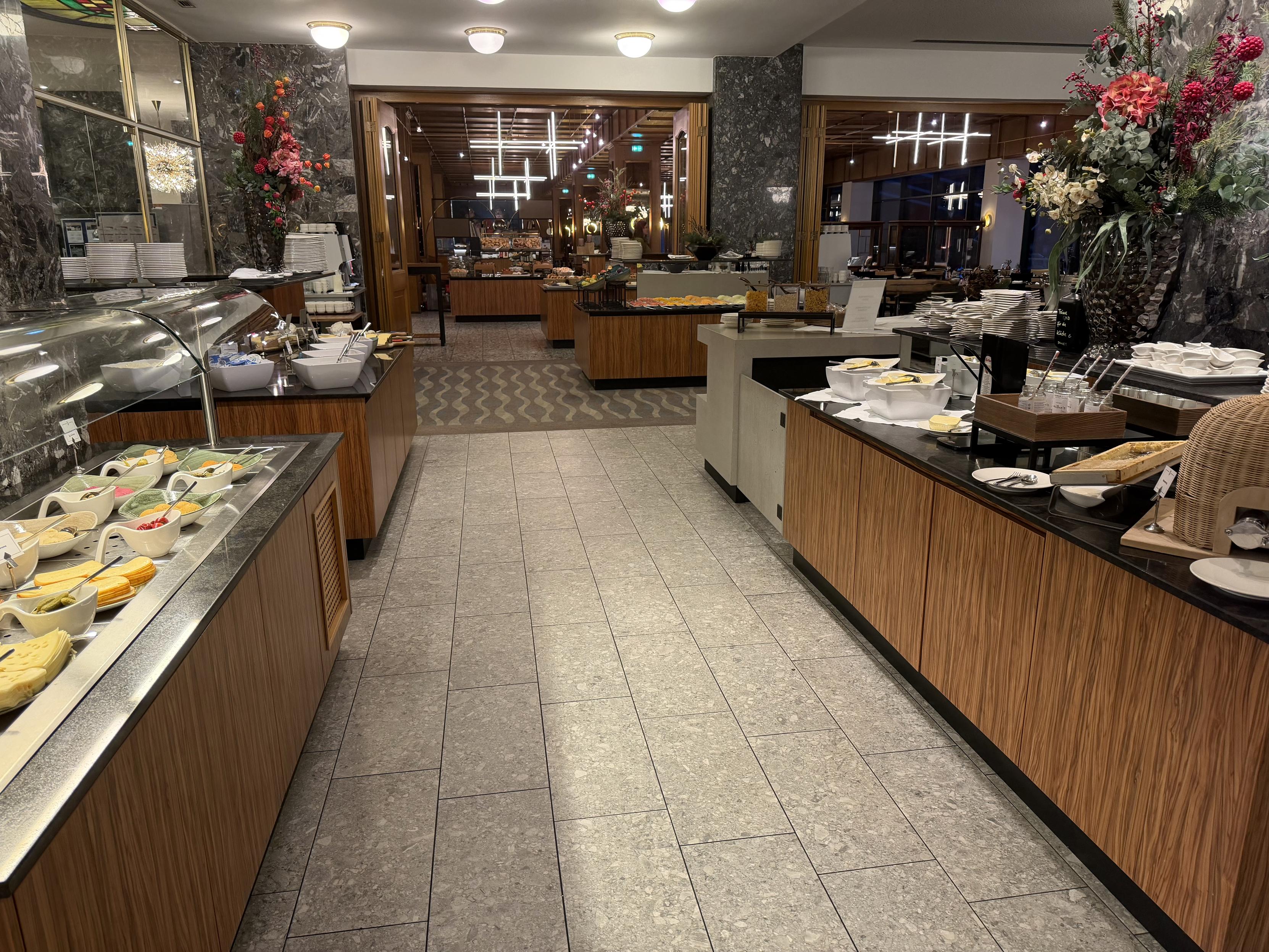 Blick auf eine reichhaltiges Frühstücksbuffet in einem Hotel.