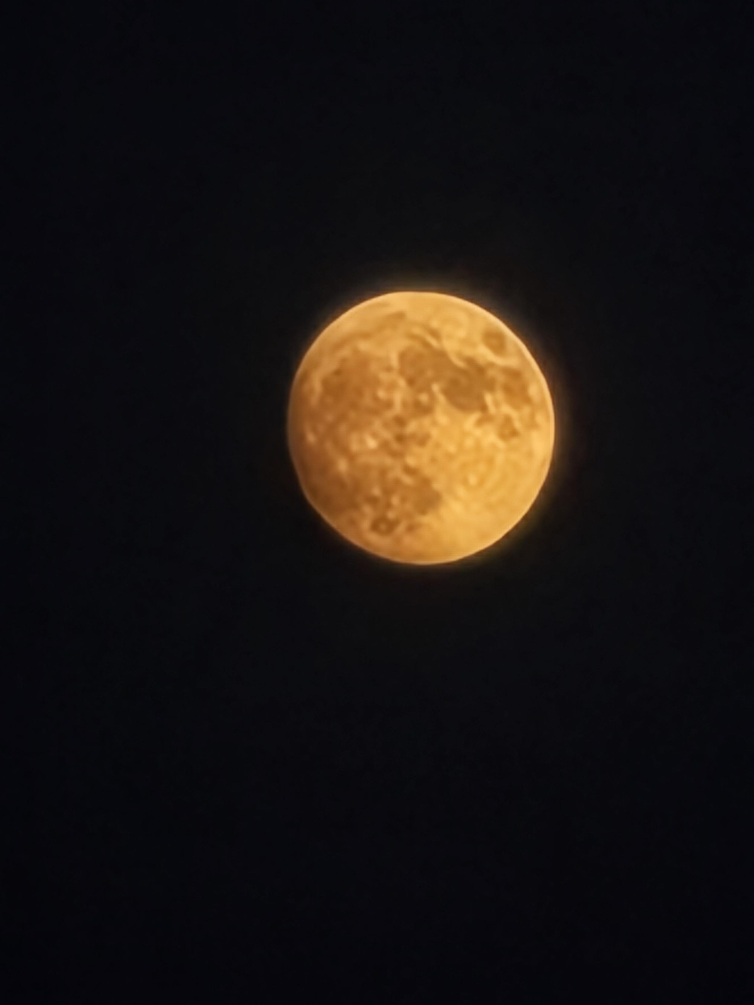Fast-Vollmond in leicht oranger Farbe