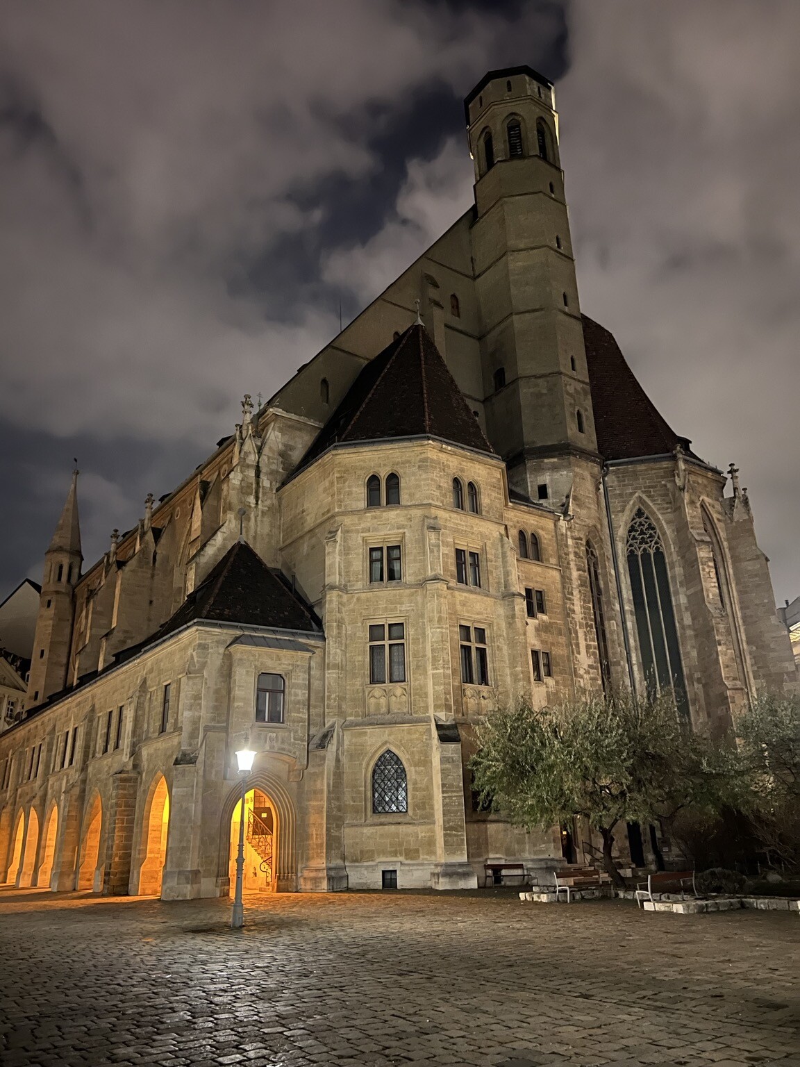 Kirche beleuchtet in der Abenddämmerung