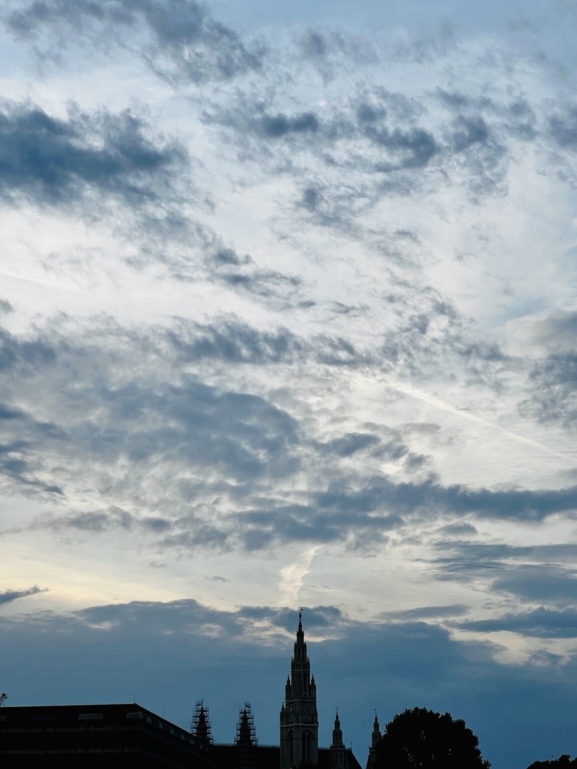 Himmel mit Wolken. Spitze des Rathausturms