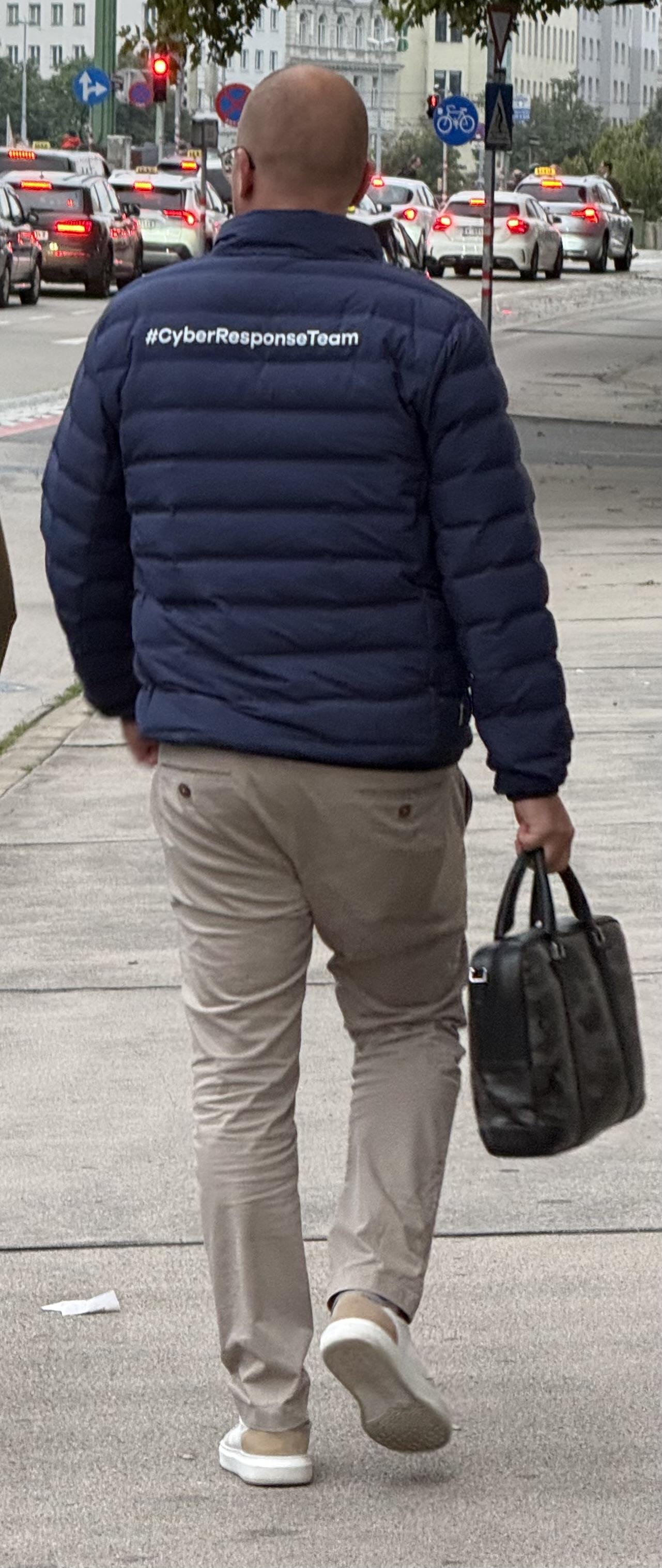 Mann auf Straße. Hinteransicht. Auf der Jacke steht #CyberResponseTeam