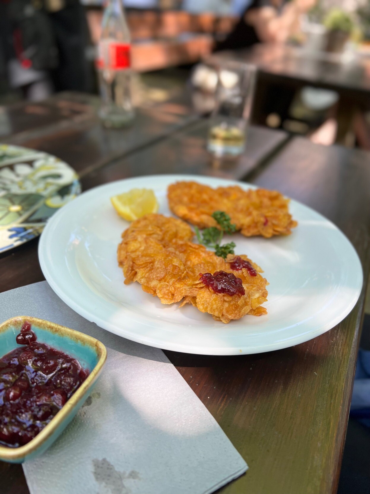 Zwei Schnitzel mit Cornflake Panier auf Teller.