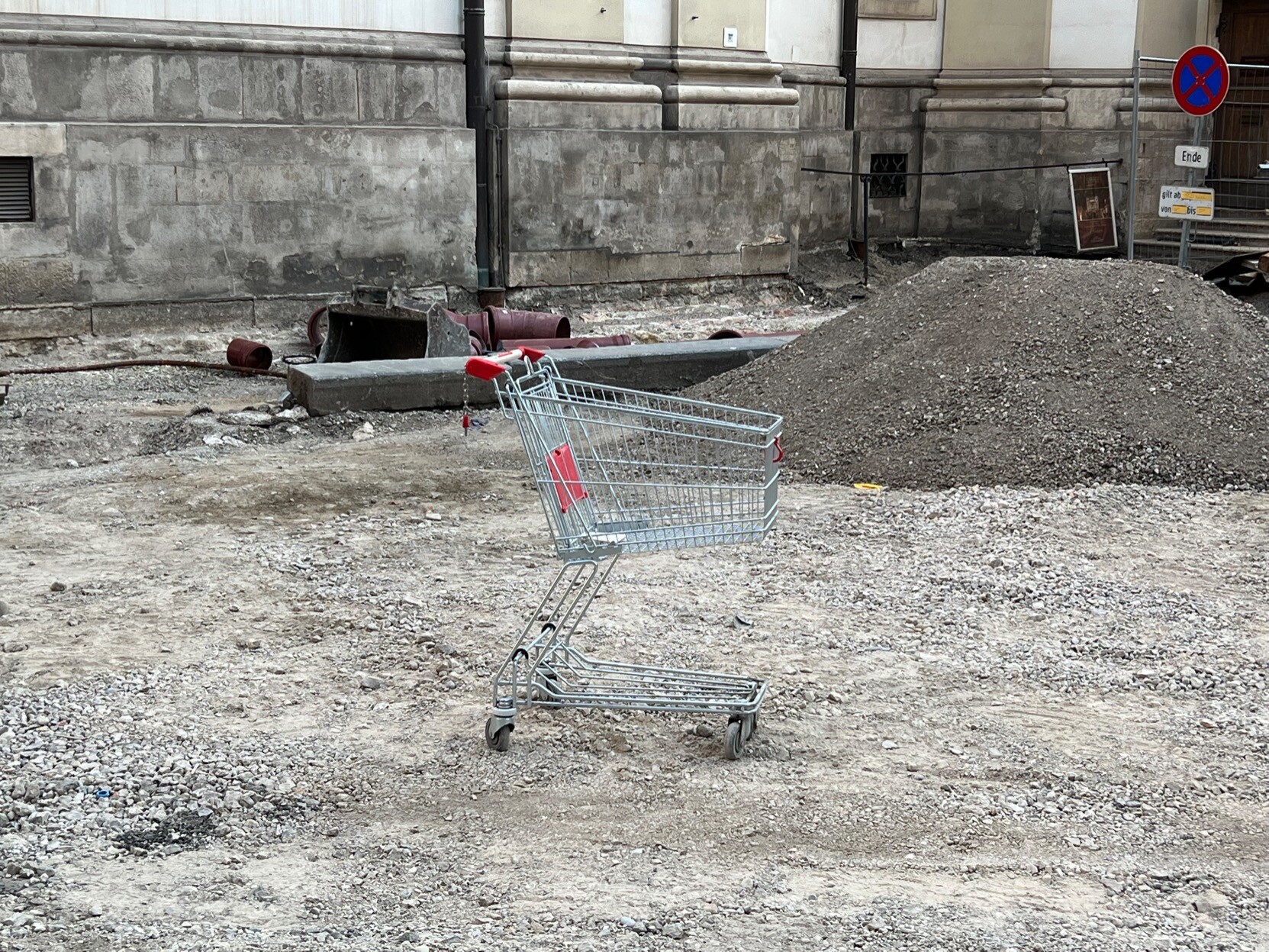 Einkaufswagen mitten in einer Baustelle