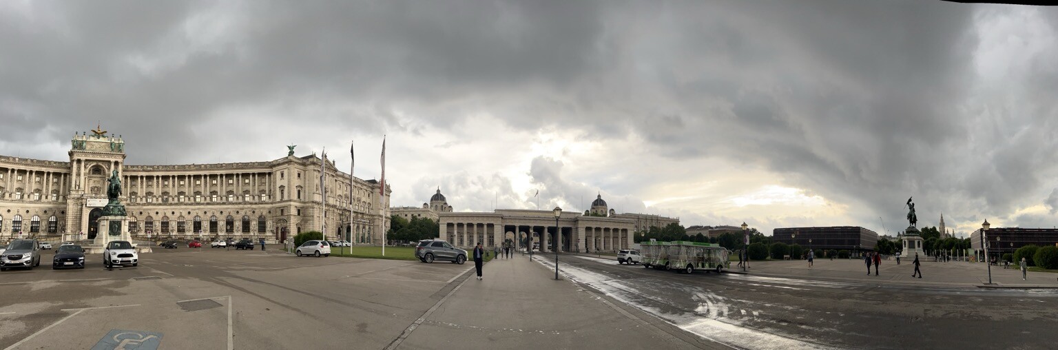 Blick auf Heldenplatz. Am Himmel schwere graue Regenwolken