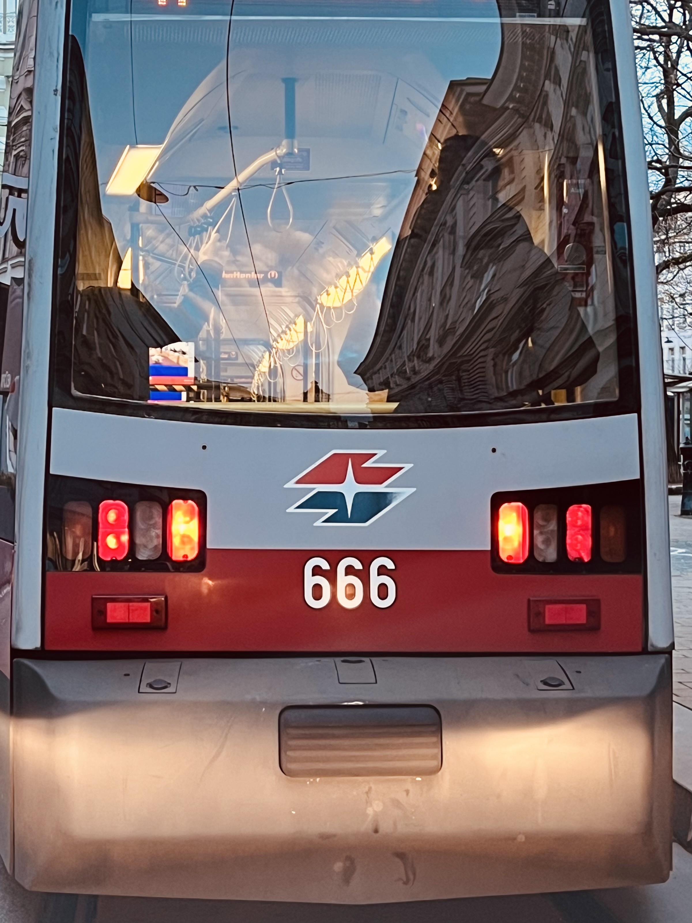 Hinteransicht einer Strassenbahn. Als Kennzeichen ist die Ziffernkombination 666 aufgedruckt. 